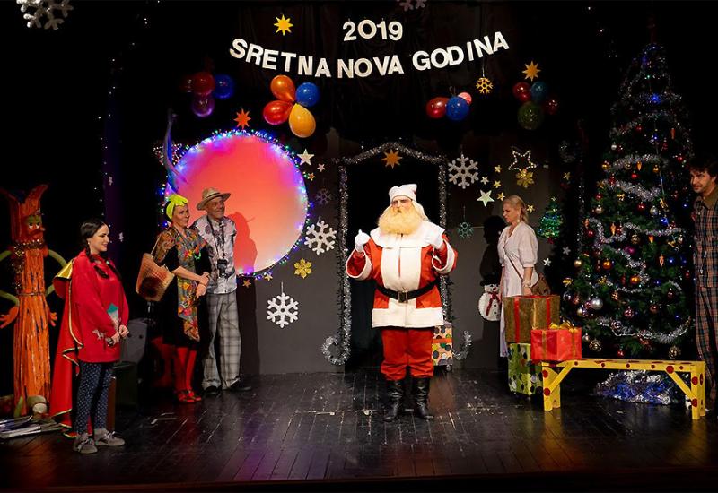 Pozorište lutaka Mostar premijerno izvelo predstavu 'Dolazi Djeda Mraz'