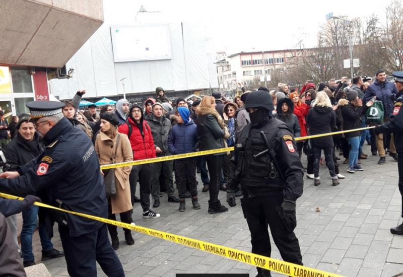 Banja Luka: Policija rastjeruje, građani ne odustaju od prosvjeda