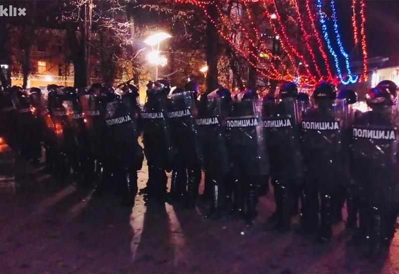 Banja Luka: Nakon zabrane okupljanja aktivisti potisnuti u dvorište crkve