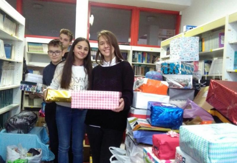 Učenici prikupljali pomoć - Učenici iz Bugojna prikupili pomoć za migrante