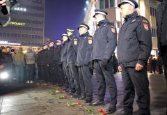 Policajci odbili primiti ruže od članica grupe ''Pravda za Davida''