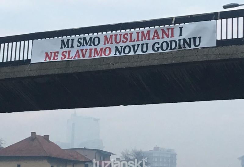 Osvanuo transparent “Mi muslimani ne slavimo Novu godinu”