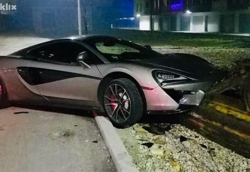 Kiseljak: Mladić skupocjenim McLarenom udario u parkirani bager