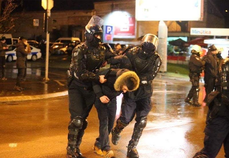 Policija opet upotrijebila silu, prosvjednici poručili da će spriječiti doček Nove godine