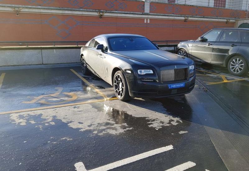 Zvijezda Uniteda: Rolls Roycea parkirao na mjesu za invalide!