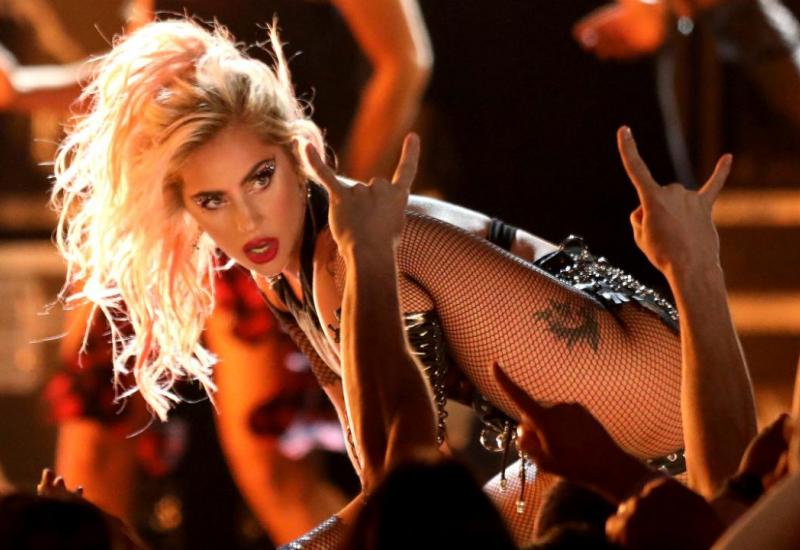 Céline Dion poderala grlo na koncertu Lady Gage u Vegasu!