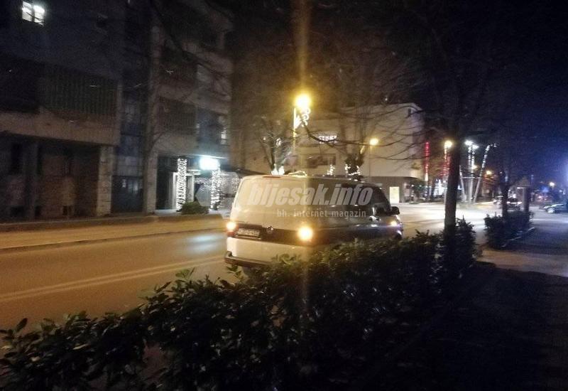 Policija kod zgrade gdje je izvršen pretres - Mostar: 19-godišnjak završio u bolnici, dvoje privedenih