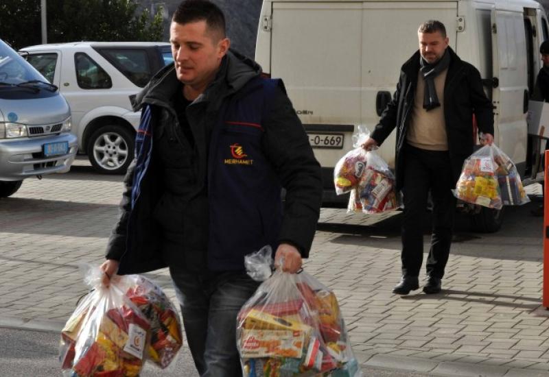  - Merhamet uručio pakete socijalno ugroženim obiteljima u Mostaru  