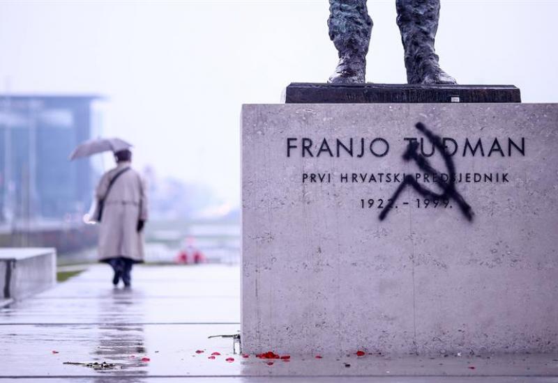 Vandali su nacrtali su srp i čekić na postolju spomenika - Srp i čekić na spomeniku Franji Tuđmanu