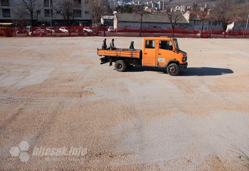 Uređenje platoa u blizini Autobusne stranice - Mostar: Uređuju se parkinzi i park