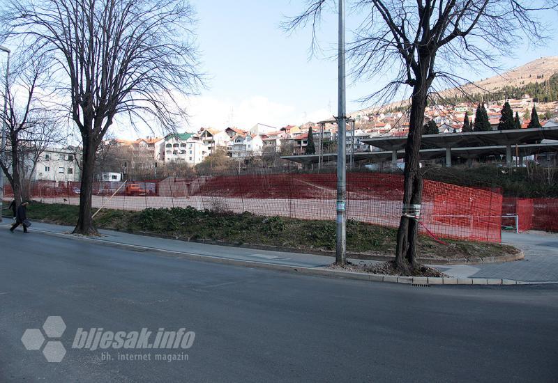 Uređenje platoa u blizini Autobusne stranice - Mostar: Uređuju se parkinzi i park