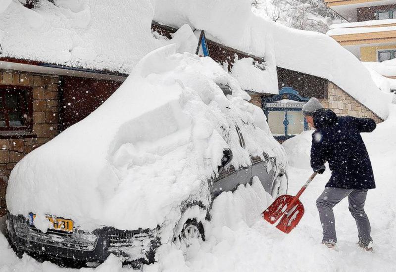 Snježne oborine će se nastaviti tijekom čitavog tjedna - Snijeg nastavlja da pada, počela evakuacija skijališta