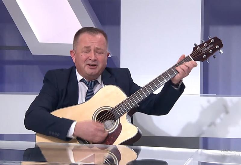 Miro Džakula sa gitarom - VIDEO | Direktor UNO BiH zasvirao gitaru u studiju i zapjevao 