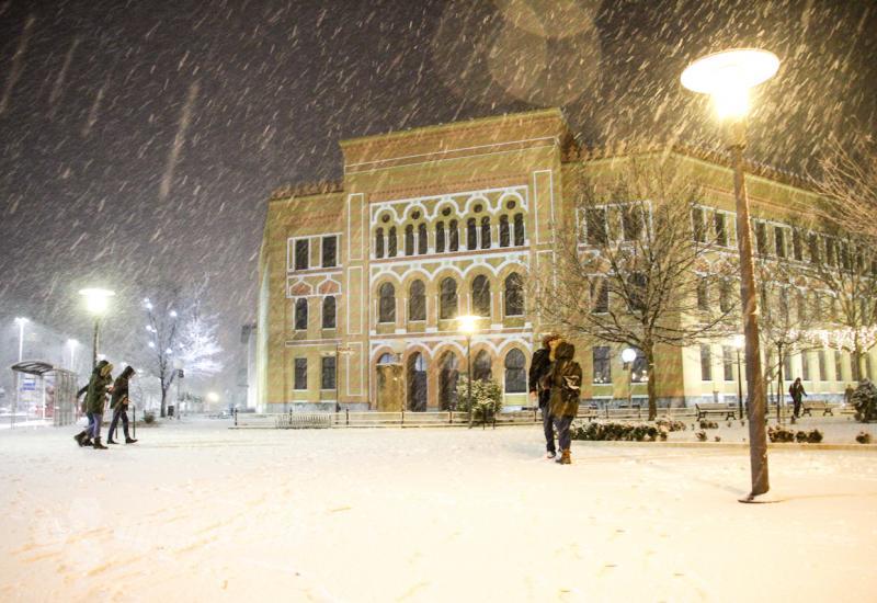 Romantika pred Gimnazijom - Prošetali smo snježnim Mostarom