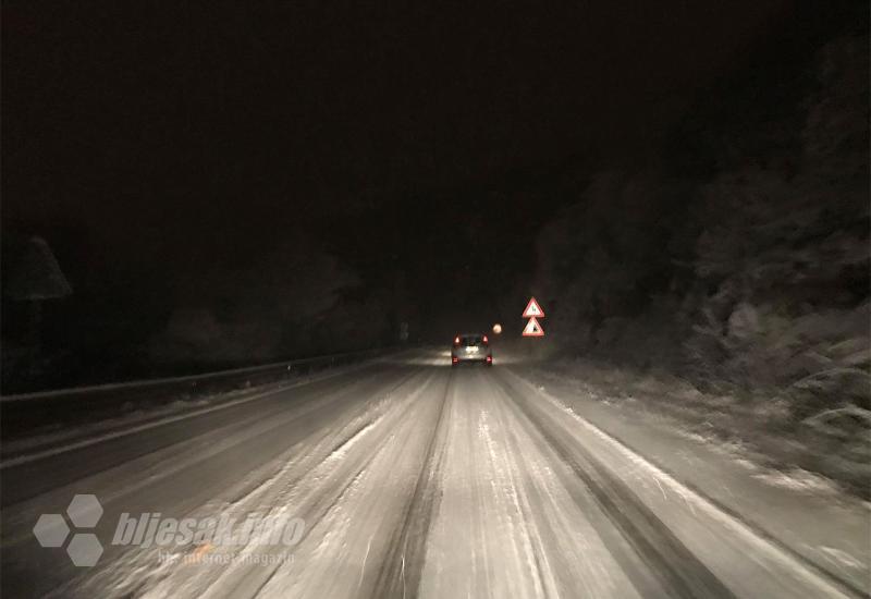 Snijeg zabijelio Široki Brijeg, ceste neočišćene - Snijeg zabijelio Široki Brijeg, ceste neočišćene