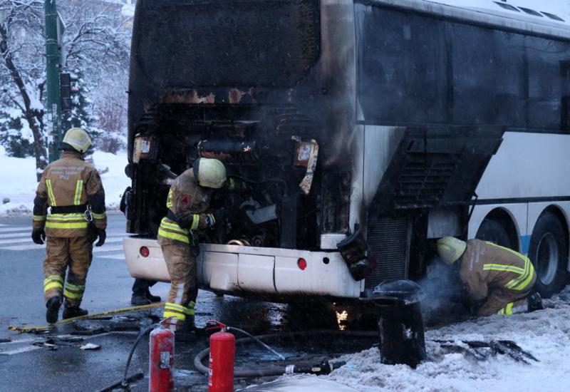 Banja Luka-Sarajevo: Izgorjeli automobil i bus, poginula jedna osoba