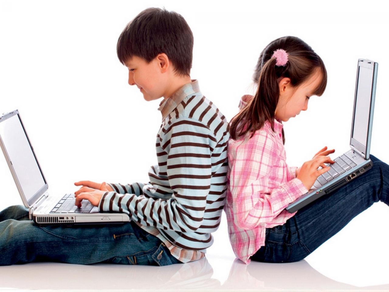 Ребенок переписывается. Компьютерная зависимость. Подросток и компьютер. Компьютер для детей. Зависимость подростков от компьютера.