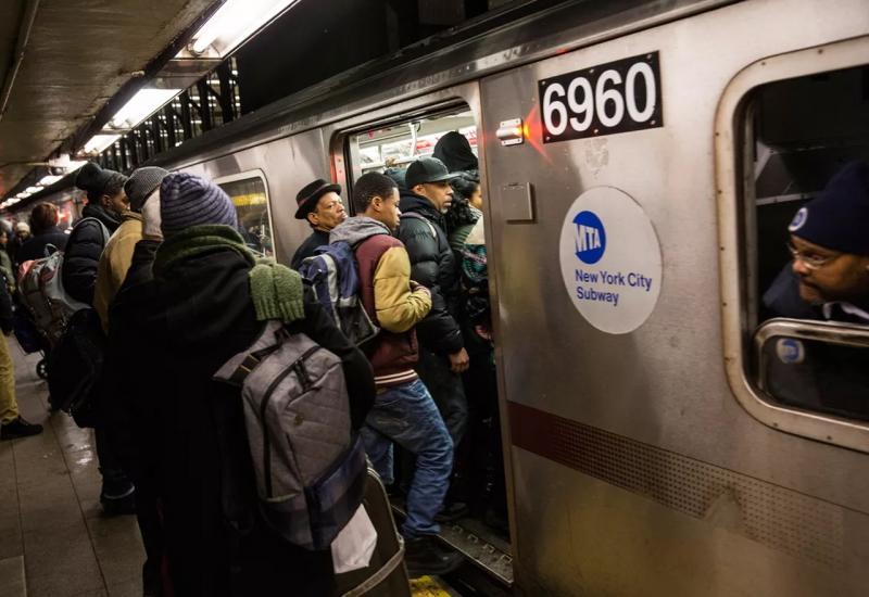 Njujorčani pozvani na vožnju podzemnom željeznicom bez hlača