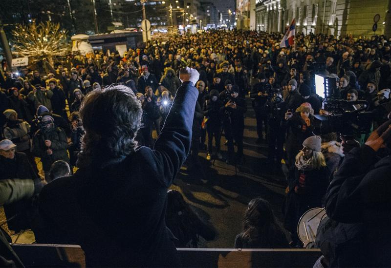  U Beogradu održan šesti prosvjedni mimohod, prosvjedi se šire i na druge srbijanske gradove