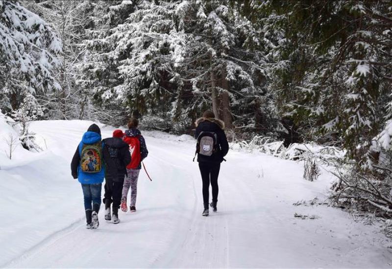 Učenici pješače snježnom cestom prema školi - Snijeg odgađa nastavu