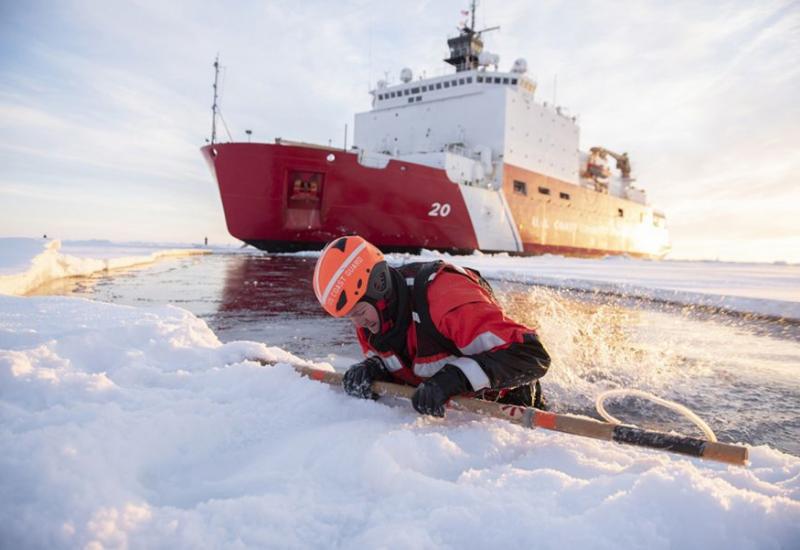 Pripadnik Obalne straže SAD-a vježba u ledenim vodama Arktika - Gospodari sjevera