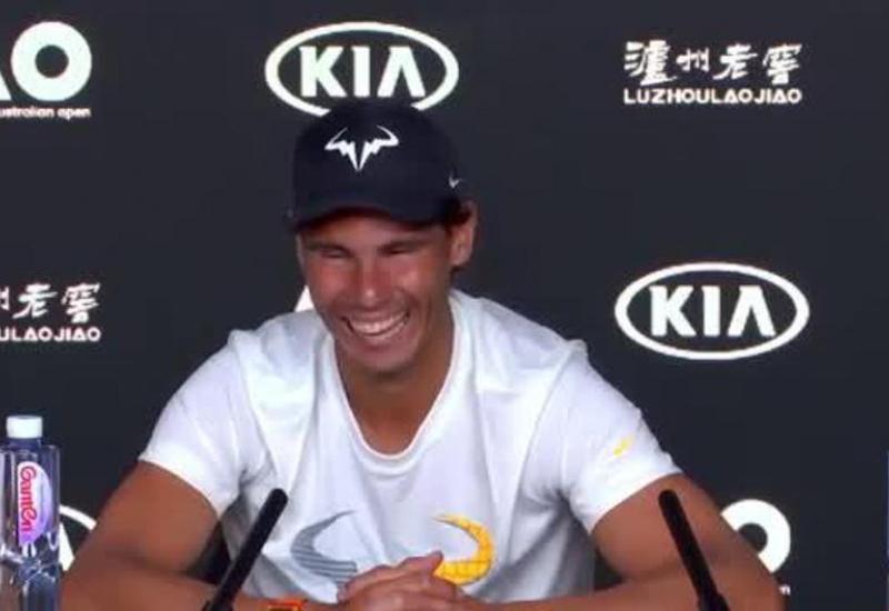 Raspoloženi Rafael Nadal - Urnebes: Dok je govorio na presici, Nadal primijetio novinara koji spava!