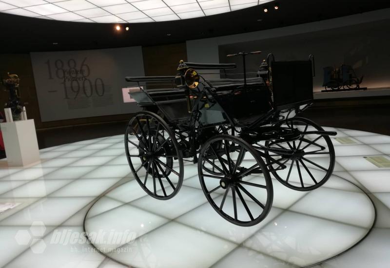 U muzeju je moguće vidjeti povijesne modele - Zavirite u Mercedes Benz muzej