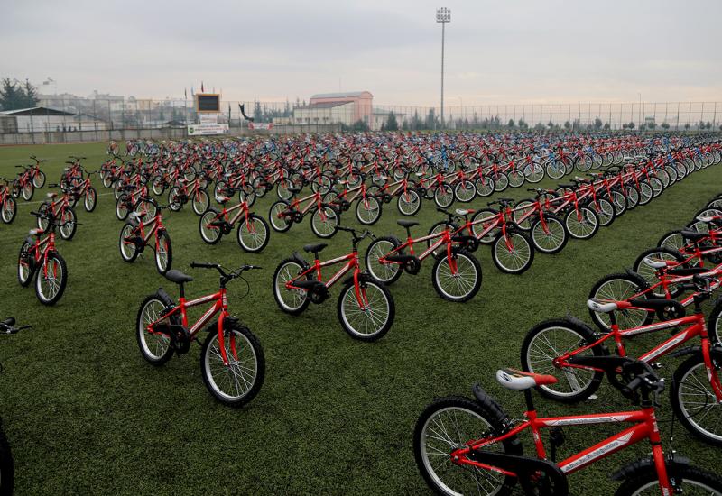Svečanost dodjele bicikala održana je na lokalnom stadionu - Djeca, čiji su roditelji prestali pušiti, na poklon dobila bicikl