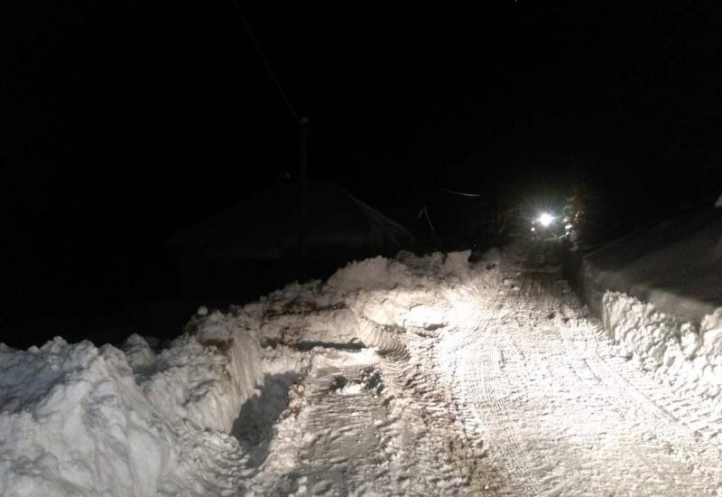 Zbog novih sniježnih padavina ponovo neprohodan put za sela Luka i Krušev Do