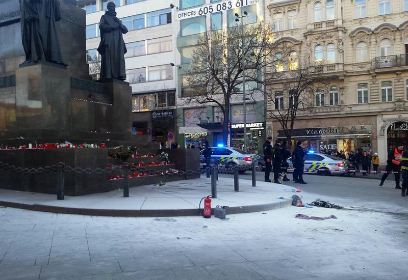 Muškarac se zapalio na središnjem trgu u Pragu