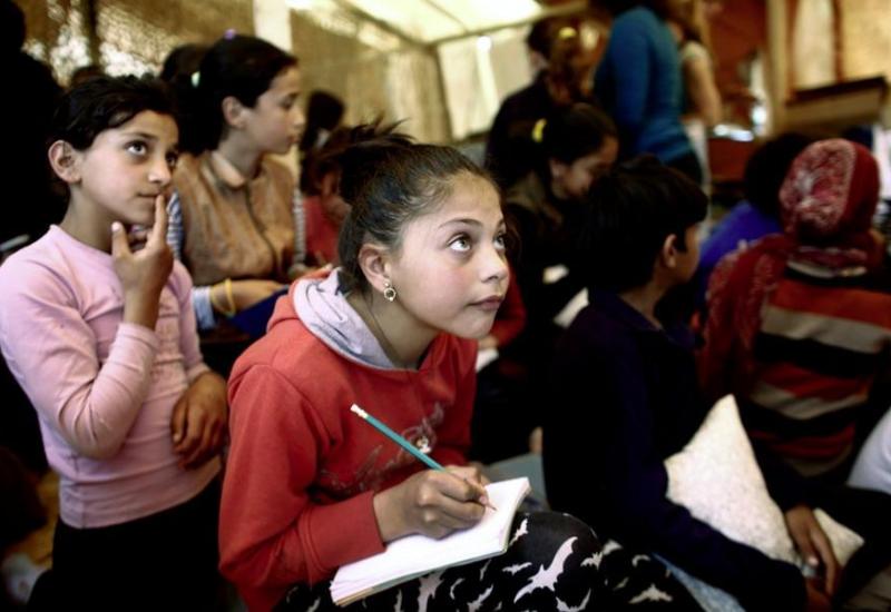 Ilustracija - BiH: Maleni migranti sjedaju u školske klupe