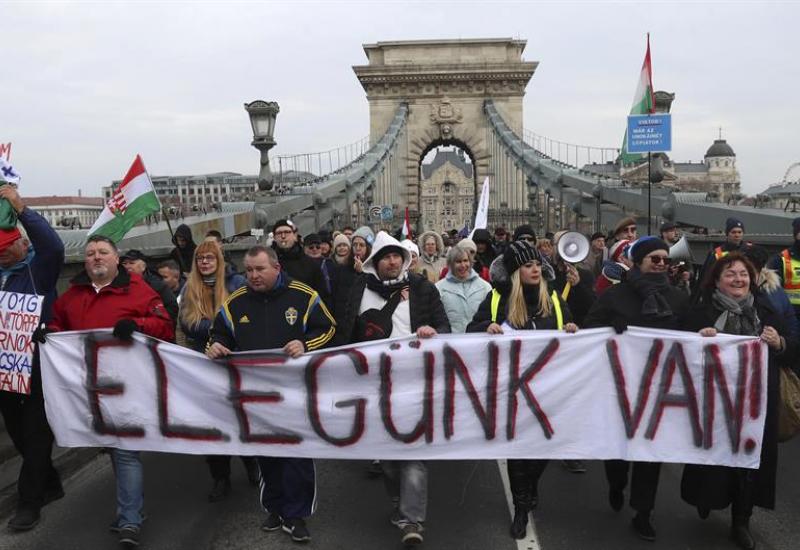 Mađari prosvjedovali protiv Orbanova zakona o prekovremenim satima