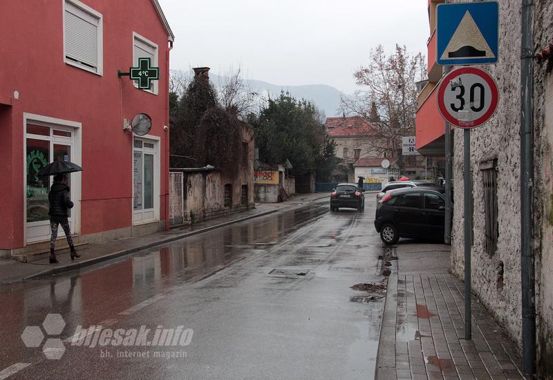Prometni znakovi u blizini Prve osnovne škole u Mostaru - Mostarski radovi 