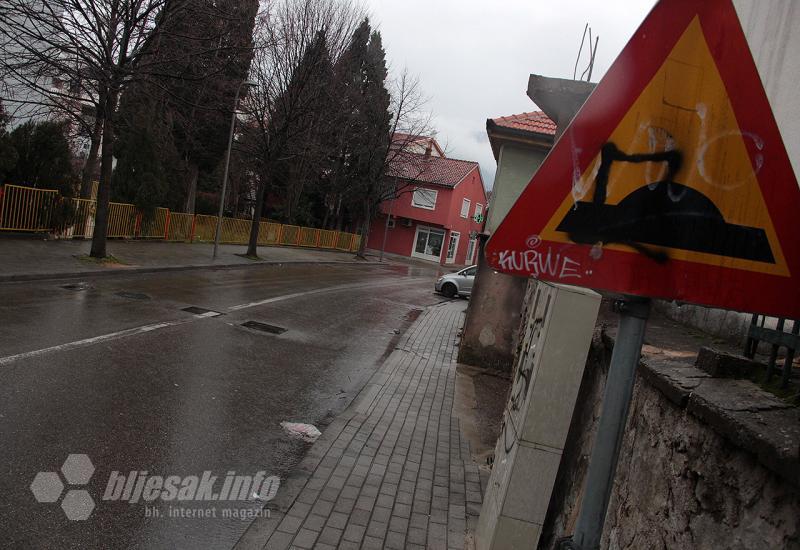 Prometni znakovi u blizini Prve osnovne škole u Mostaru - Mostarski radovi 