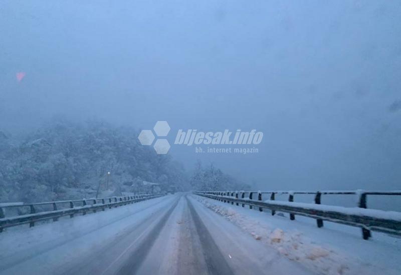 Kaos na magistralnoj cesti M-17 kroz Jablanicu - Kaos na cesti u Jablanici; iz BiHAMK-a tvrde: Palo je previše snijega