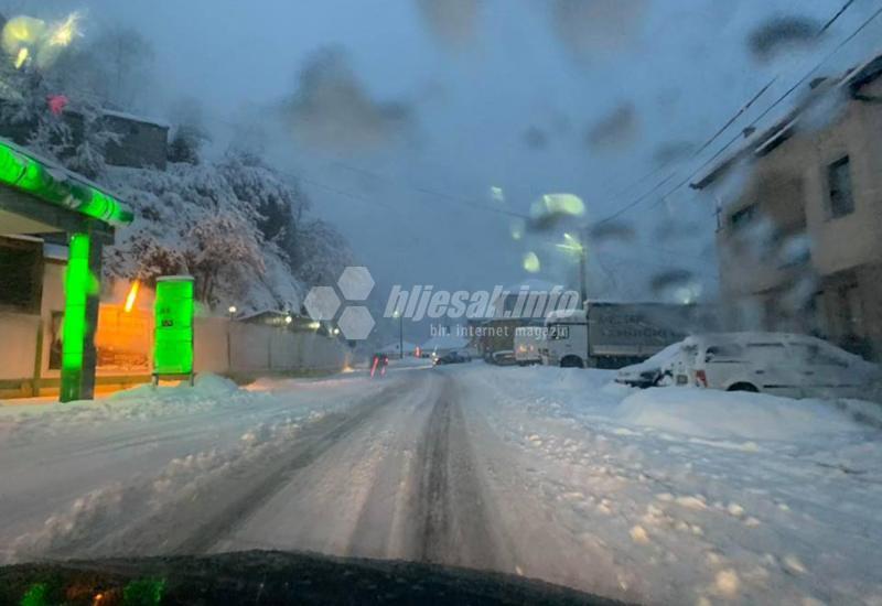 Kaos na cesti u Jablanici; iz BiHAMK-a tvrde: Palo je previše snijega