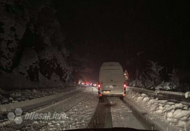 Kaos na cesti u Jablanici; iz BiHAMK-a tvrde: Palo je previše snijega