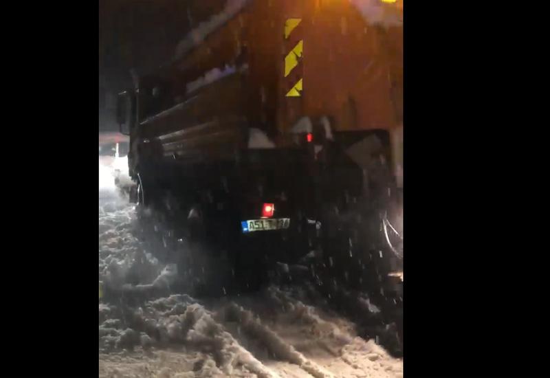 Grtaica zapela u snijegu u Jablanici - VIDEO | Jablanica: I grtalica zapela u snijegu!