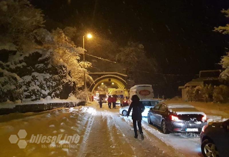 Prometni kolaps na M17 u Jablanici - Građani se sami organiziraju i idu pomoći zametenima u Jablanici