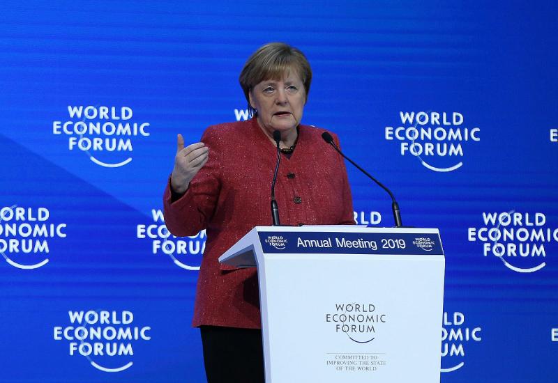 Merkel: NATO se mora usredotočiti na obranu Europe