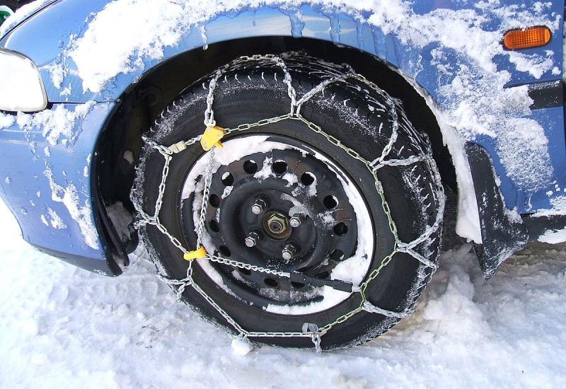 Znate li kako postaviti lance za snijeg na vozilo? 