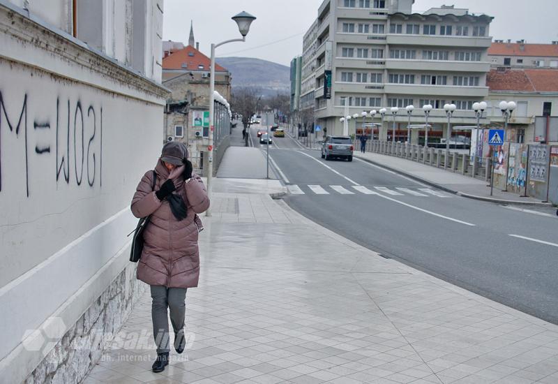 Šetnja po mostarskoj buri  - ODNESE: Šetnja po mostarskoj buri 