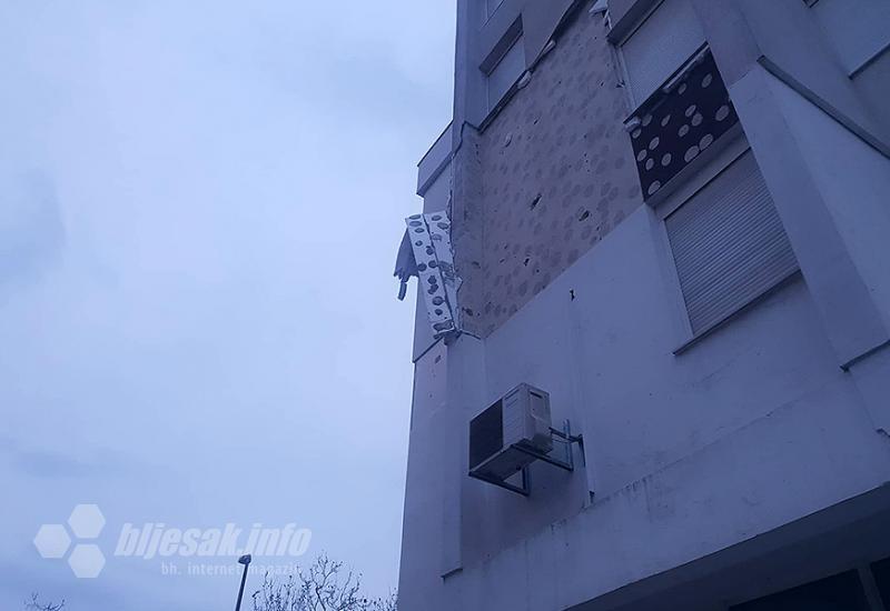 Mostar: Od jačine bure pala fasada sa zgrade - Mostar: Vjetar otkinuo fasadu u Centru 2