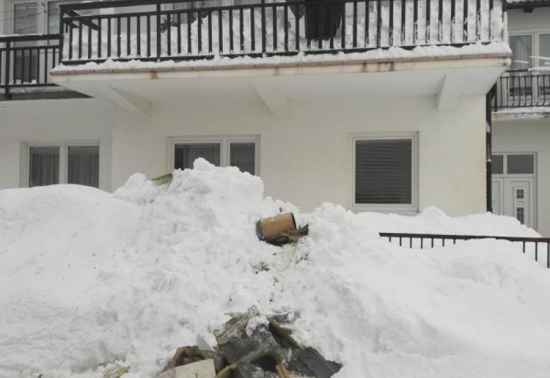Snijeg je napravio veliku štetu - Tomislavgrad: Snijeg srušio dimnjak i oštetio krov kuće