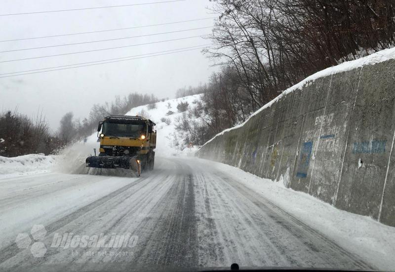 Na tri cestovna pravca u potpunosti obustavljen promet zbog snijega