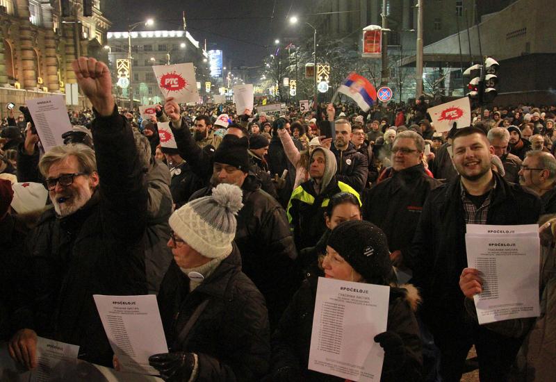 Osmi prosvjed  - Osmi prosvjed u Beogradu: Sve glasniji zahtjevi Vučiću da se povuče