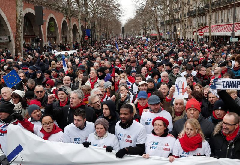 Nakon 'žutih prsluka' stigle 'crvene marame' u Pariz