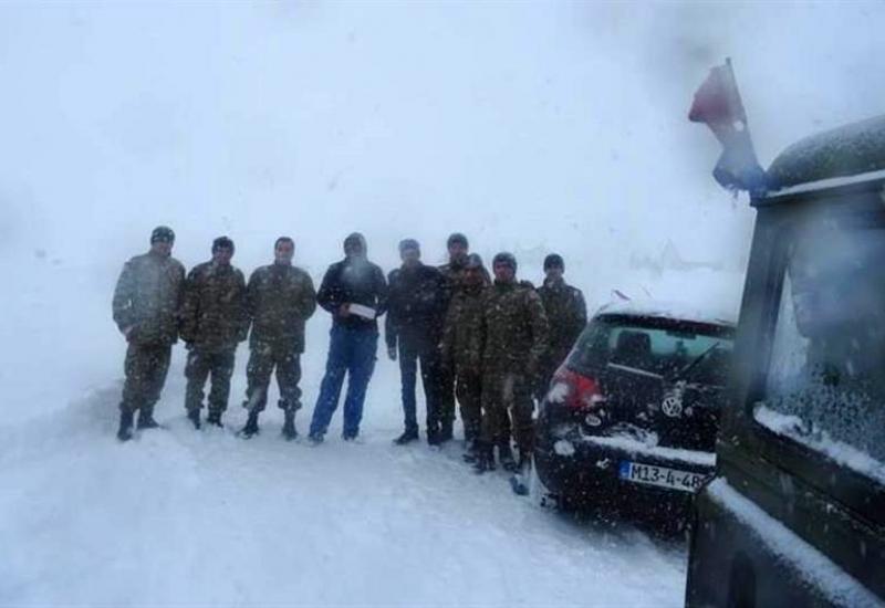 Automobil je bio zaglavljen u snijegu šest sati - Turski vojnici spasili zametenu obitelj kod Tomislavgrada