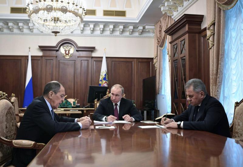 Putin se sastao s ministrom vanjskih poslova Sergejem Lavrovim i ministrom obrane Sergejem Shoiguom u Kremlju - Nakon SAD-a i Rusija se povukla iz Sporazuma o eliminaciji nuklearnih projektila