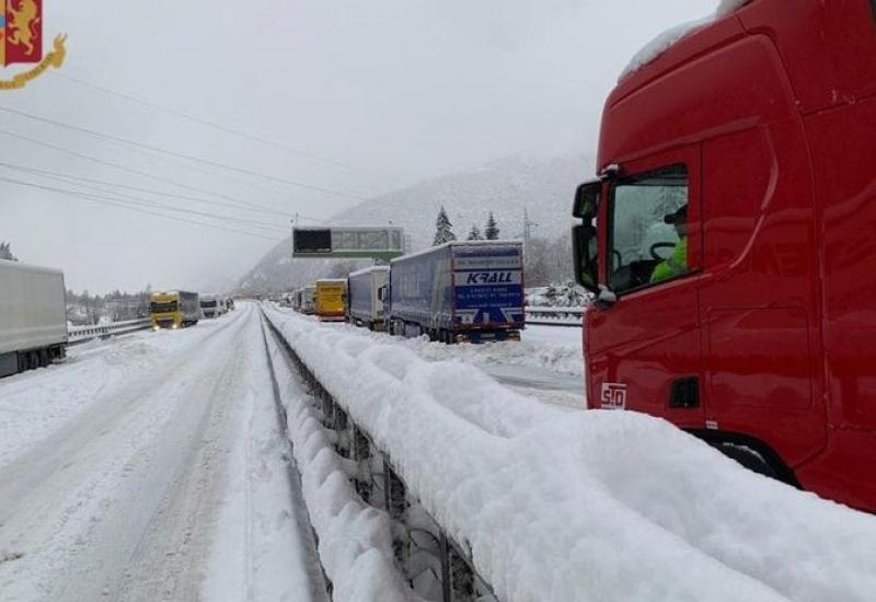 Kolone na autocesti koja povezuje talijanske sjeveroistočne regije s Austrijom su dosegnule 16 km - Kaos u Italiji zbog nevremena